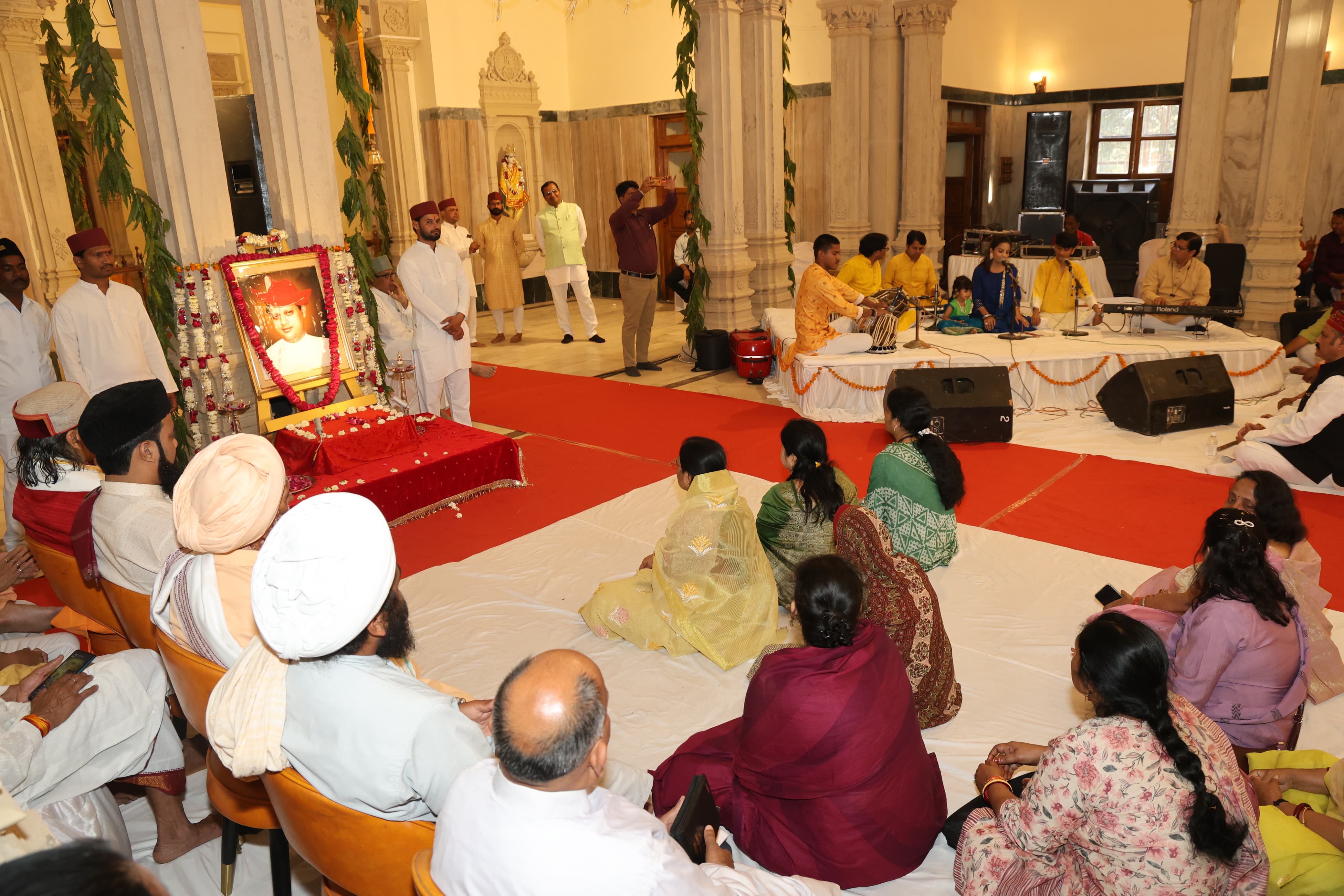 कैलाशवासी महाराज श्रीमंत माधवराव सिंधिया की जयंती पर छत्री में आयोजित भजन संध्या में दी स्वरांजली